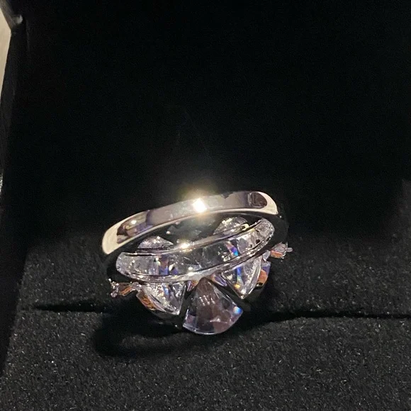 Elegant Silver Crystal Ring - Picture 3 of 5